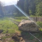 Traseul Mocăniței de la Moldovița a fost blocat cu un bolovan uriaș
